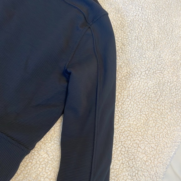 90 Degree by Reflex Cropped half zip - Picture 7 of 10